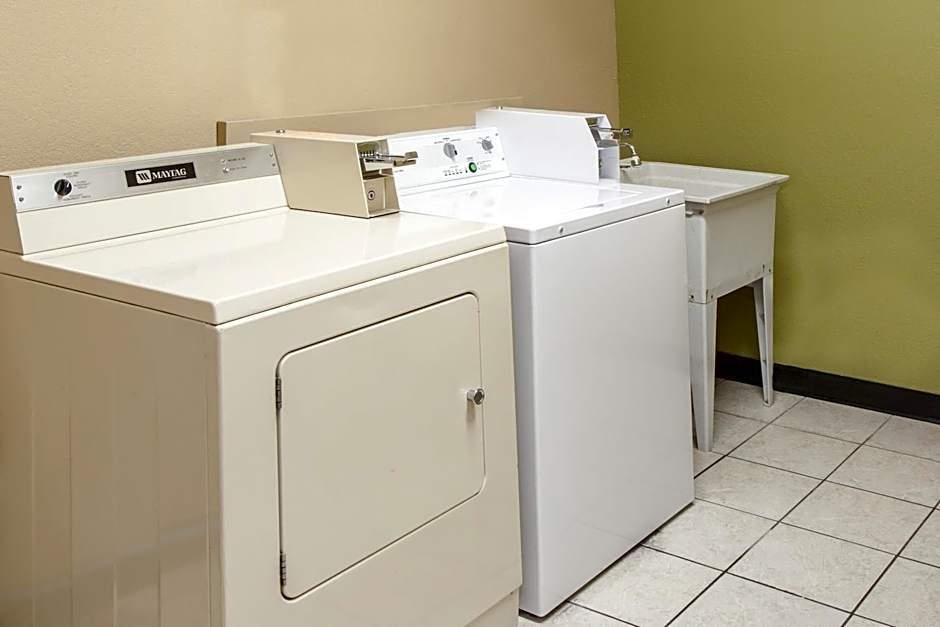 Super 8 by Wyndham Goshen