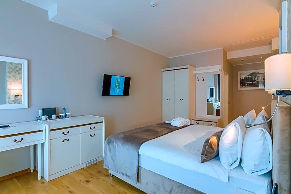 New Era Hotel Old Town - Covered paid parking within 10 minutes walk