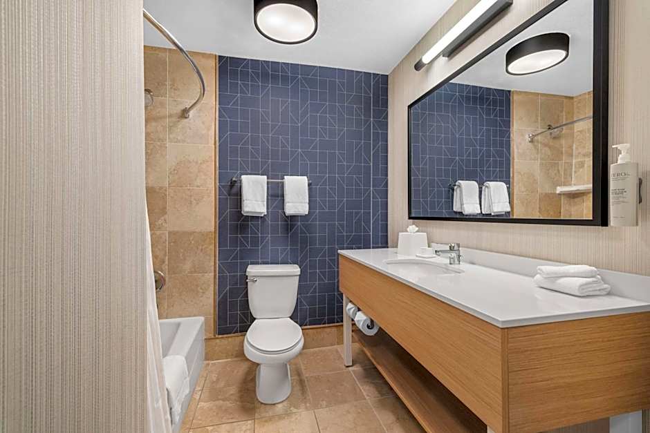 Spark by Hilton Bakersfield Central