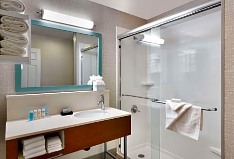 1 King Bed Corner W/Shower Nonsmoking
