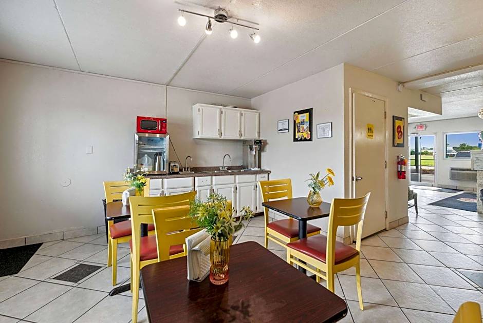 Super 8 by Wyndham Millbury/Toledo