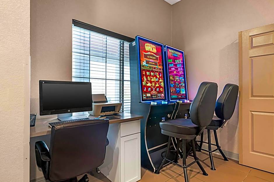 Country Inn & Suites by Radisson, West Bend, WI