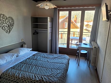 Standard Double Room with Private Shower and Shared Toilets