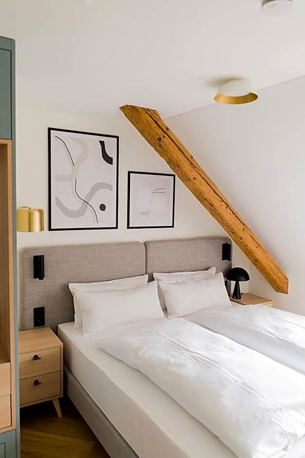 Bob W Munich Airport - Peterhof