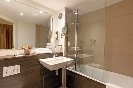 2 King Beds 1 Twin Bed  Non-Smoking Family Room Balcony View Of The Square Twin On Request