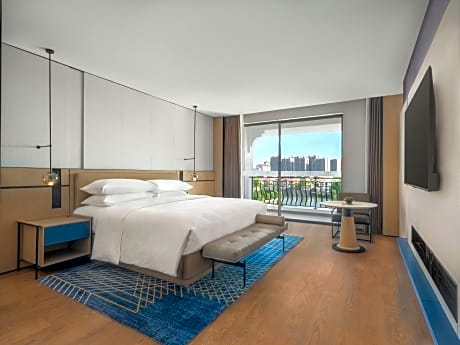 Deluxe, Guest room, 1 King, Whirlpool