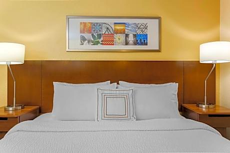 King Room with Adapted Tub - Mobility Accessible