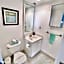 Beautiful penthouse condo with stunning views of both ocean and city