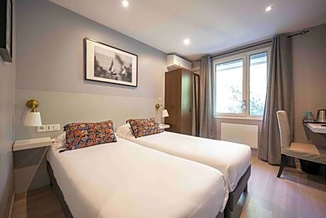 Standard Twin room with pine forest view