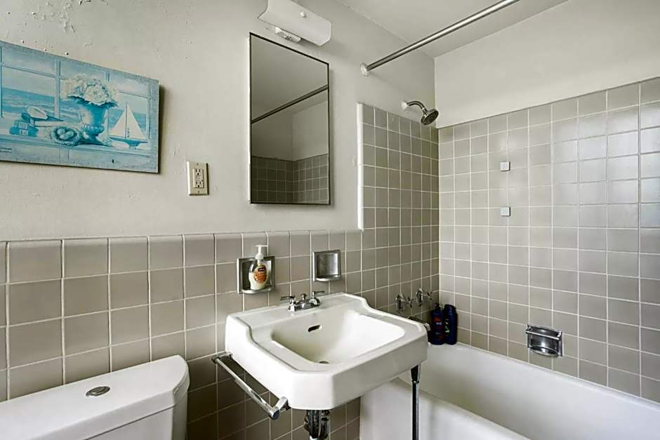 Spacious 2 Bedroom 2 Bathroom Unit Great Location