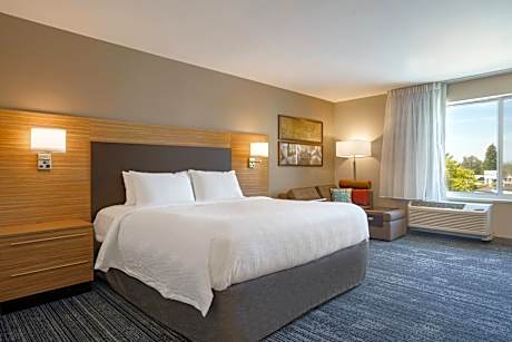 King Studio Suite with Courtyard View and Adapted Tub - Mobility Accessible