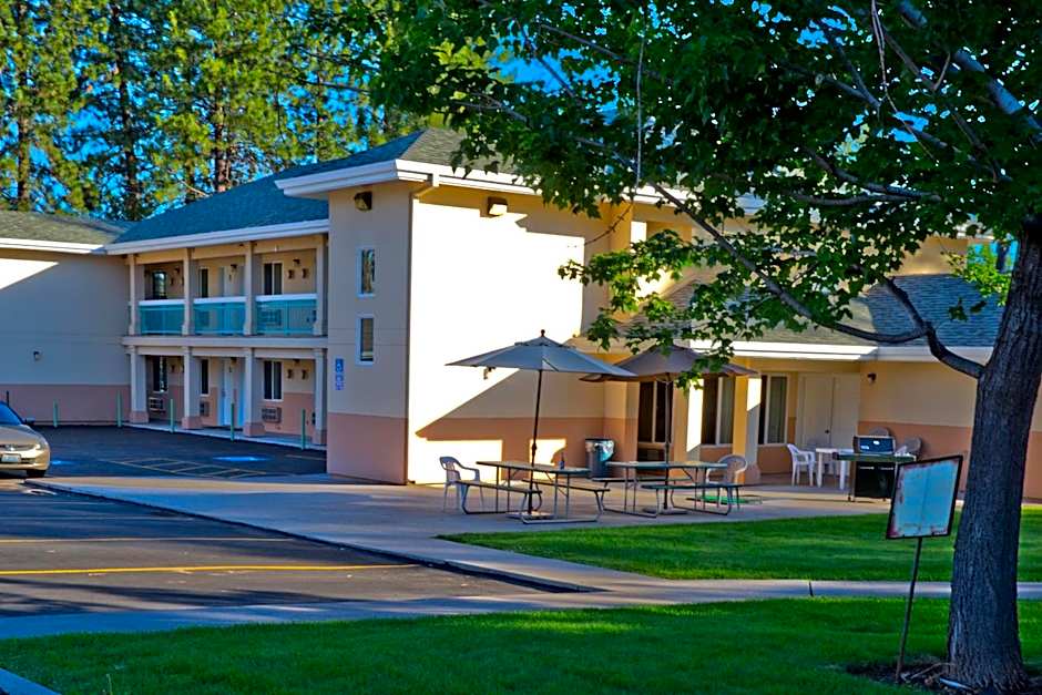 Shasta Pines Motel & Suites