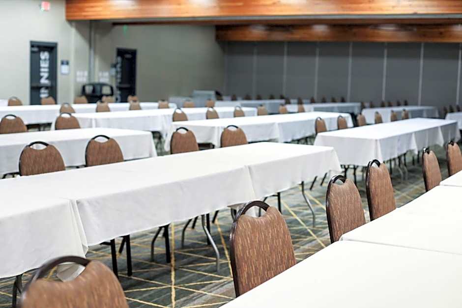 Holiday Inn & Suites St. Cloud By IHG