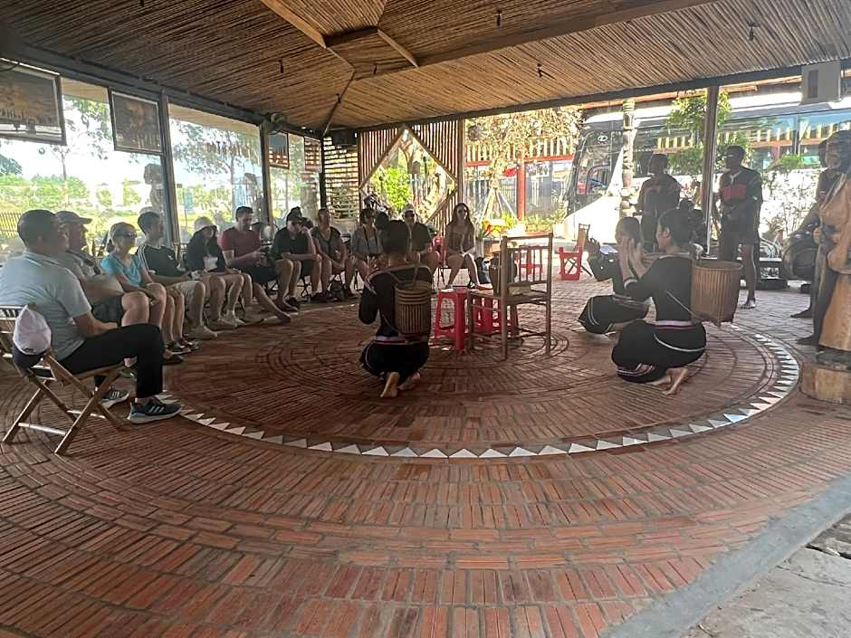 Van Long Elephants Lakeside View Hotel