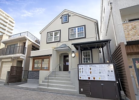 IZA Enoshima Guest House & Bar