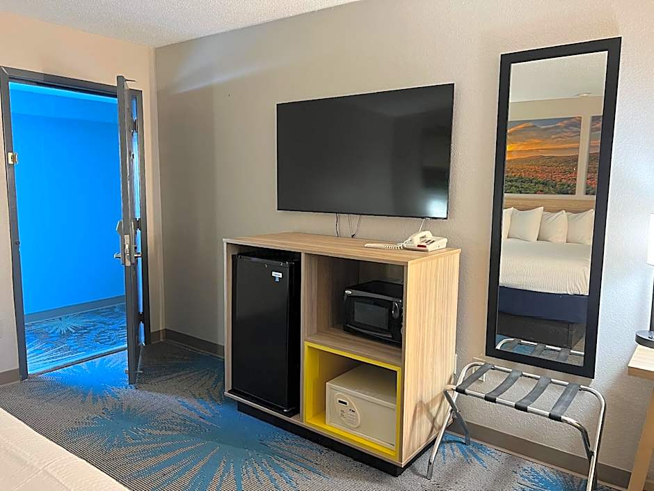 Days Inn by Wyndham Jamestown