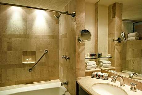 Grand Suite 1 King, 1 Bedroom Suite, 1 King, Garden view, Alamos
