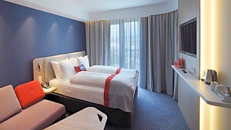 Standard Queen Room with Sofa Bed - Non-Smoking