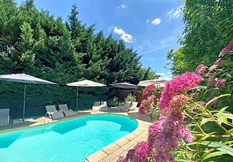 Ô Clair de Lune au Coeur de Sarlat - Maison d'Hôtes - Charme et Confort - Clim - Accès Cité Médiévale 5 minutes à pied - Parking - SPA et Massages en option - Piscine de saison