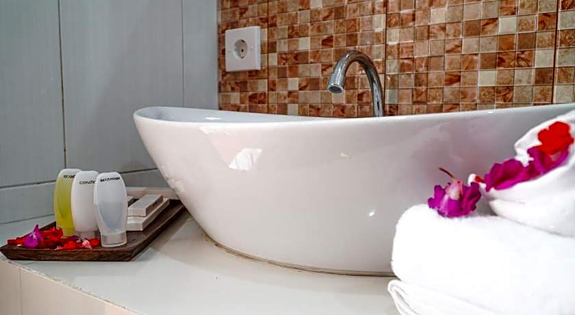 seno guesthouse and cafe