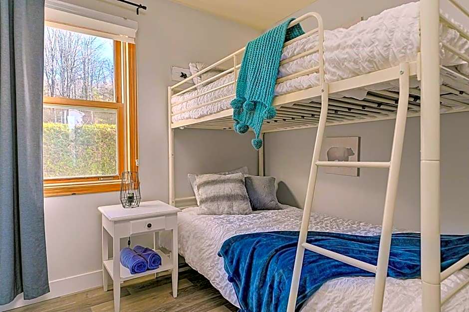 FRONT LAKE hot tub with sunset ski and slide 8p