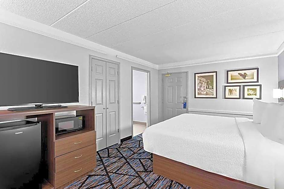 Days Inn & Suites by Wyndham Schaumburg