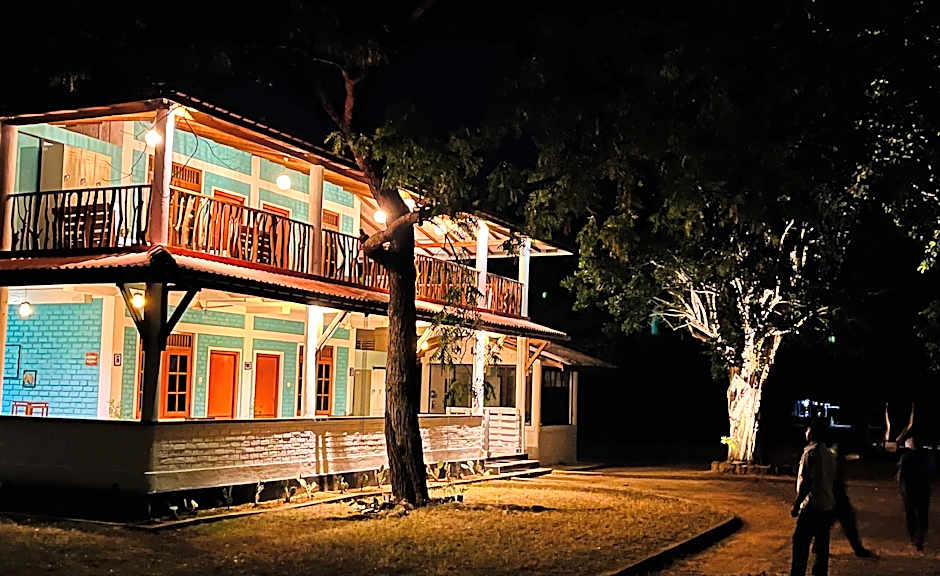 Funky Leopard Safari Lodge Bordering Yala National Park