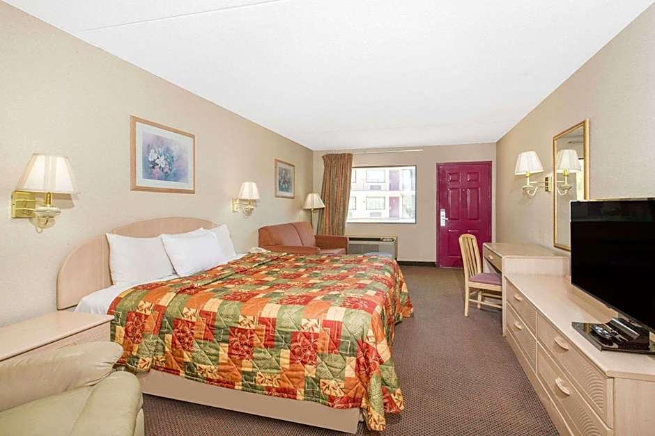 Photo 1 of 4 of 1 King Bed, Nonsmoking