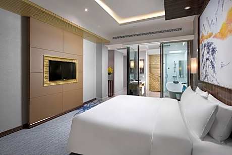 1 King Bed, Deluxe Suite, Smoking