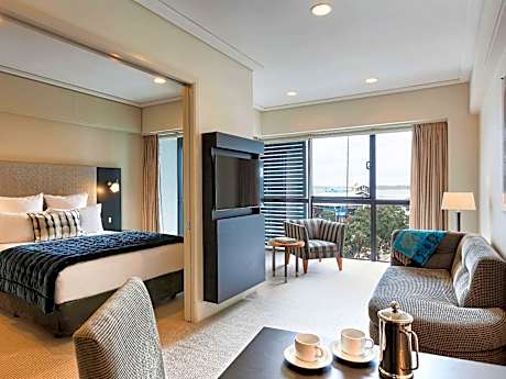 One-Bedroom Queen Suite with Marina View