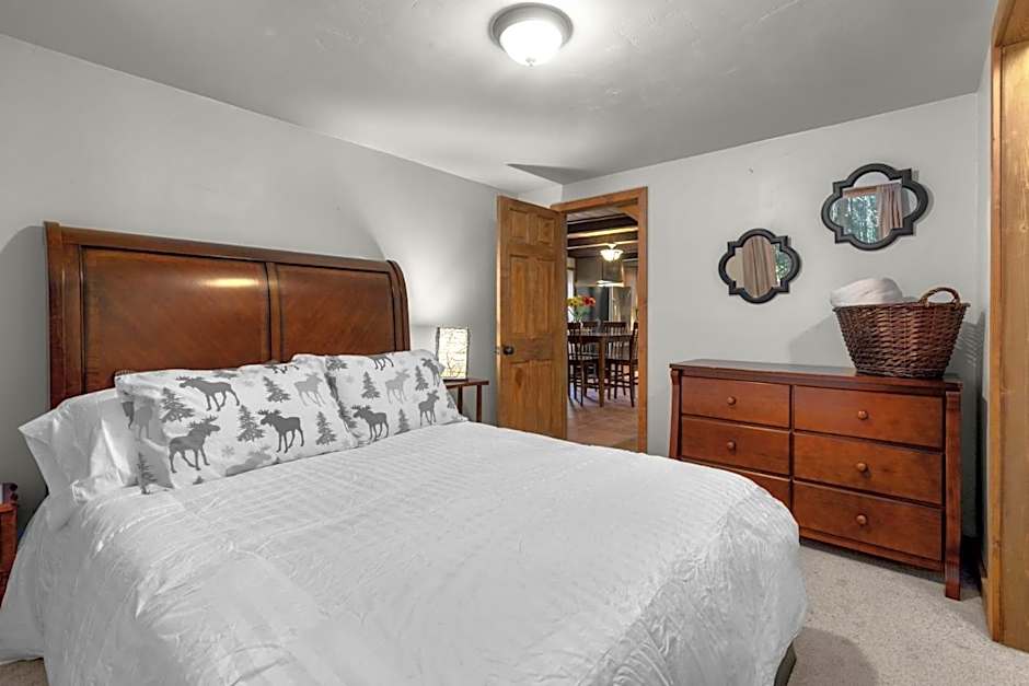 Summit Mountain Lodge and Steakhouse