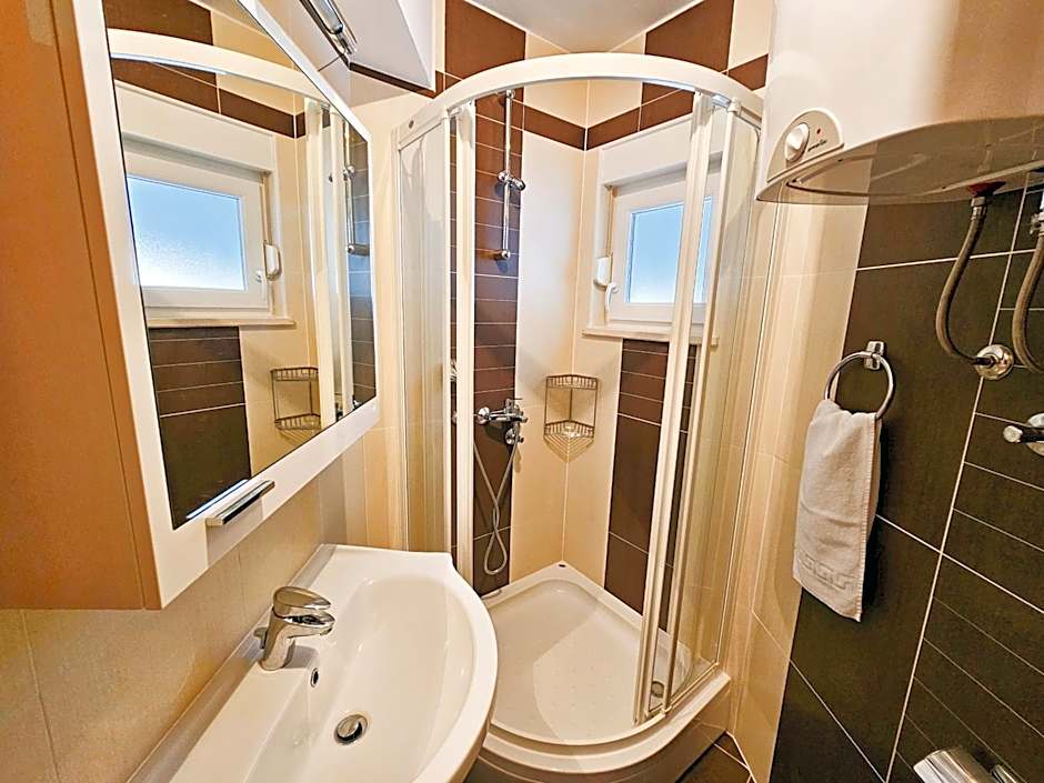 Apartment Mirna, 2-bedroom Apartment, Overlooking the Beach