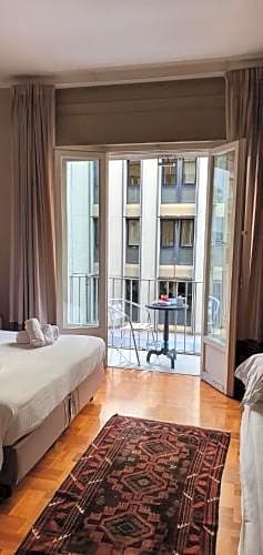 Smart Hotel Gallery House