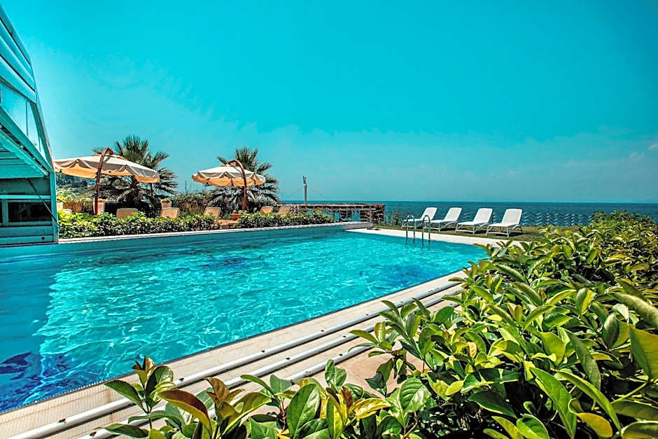 Charisma De Luxe Hotel