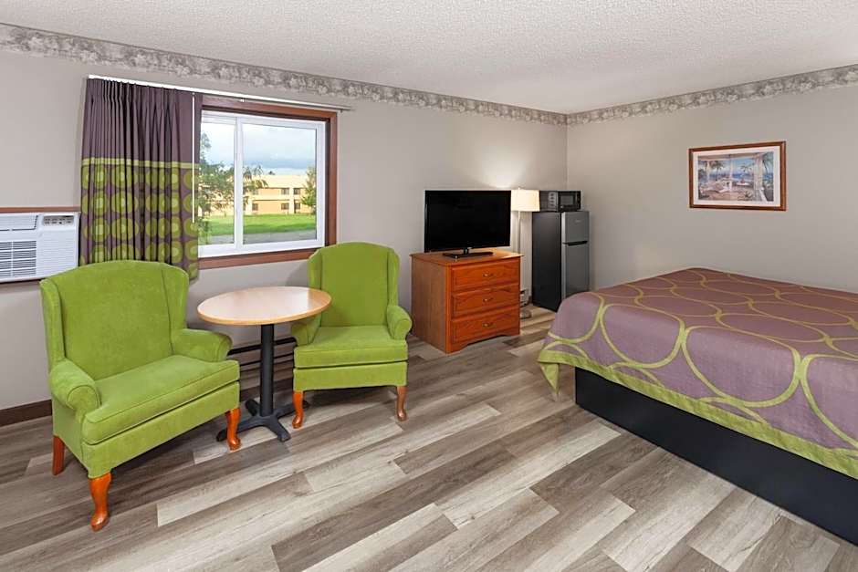 Super 8 by Wyndham Green Bay Near Stadium