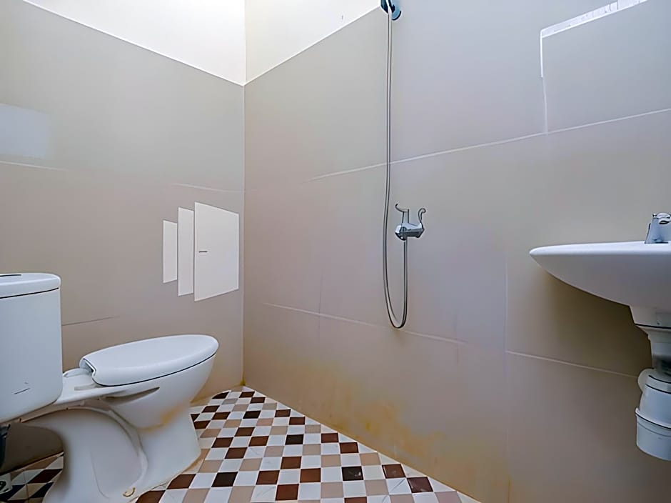 Grand Kencana Guesthouse Syariah near Wisata Bahari Lamongan Mitra RedDoorz