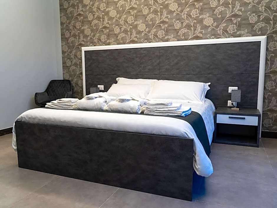 Skyline Rooms & Suites