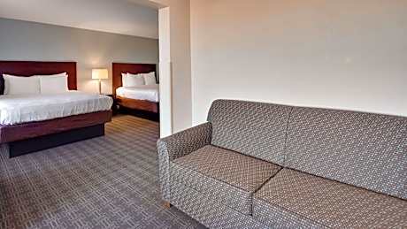 Queen Suite with Two Queen Beds/Sofa Bed - Non-Smoking