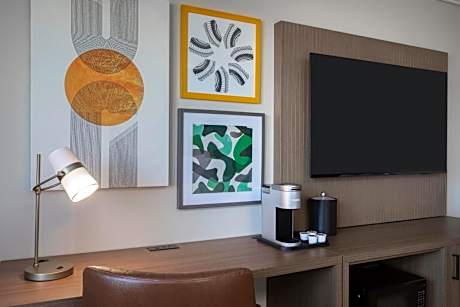 Queen Room - Mobility Access Roll in Shower/Non-Smoking