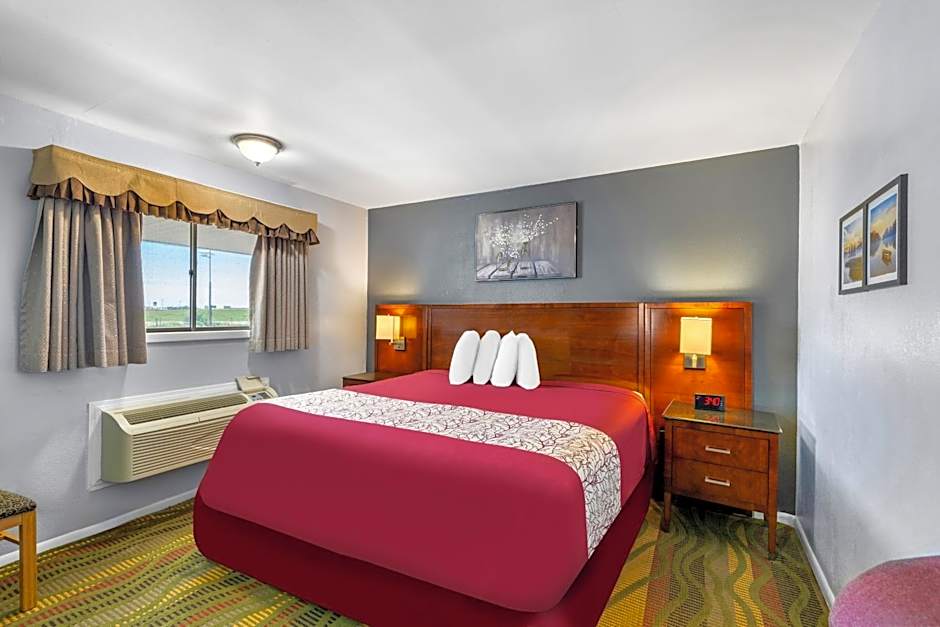 Photo 1 of 4 of 1 King Bed, Smoking