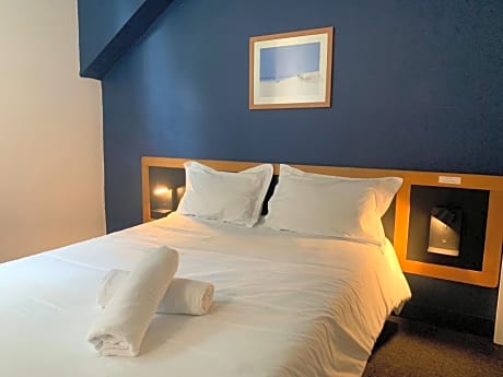 Twin Room with Shared Toilet