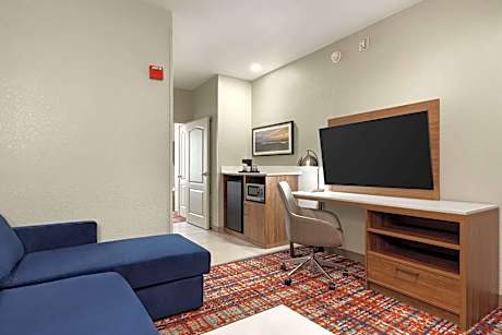 1 King Bed One-Bedroom Deluxe Mobility Accessible Suite City View NSMK