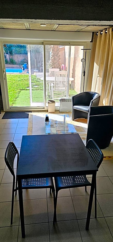 Studio Tranquillo avec piscine et salle de sport
