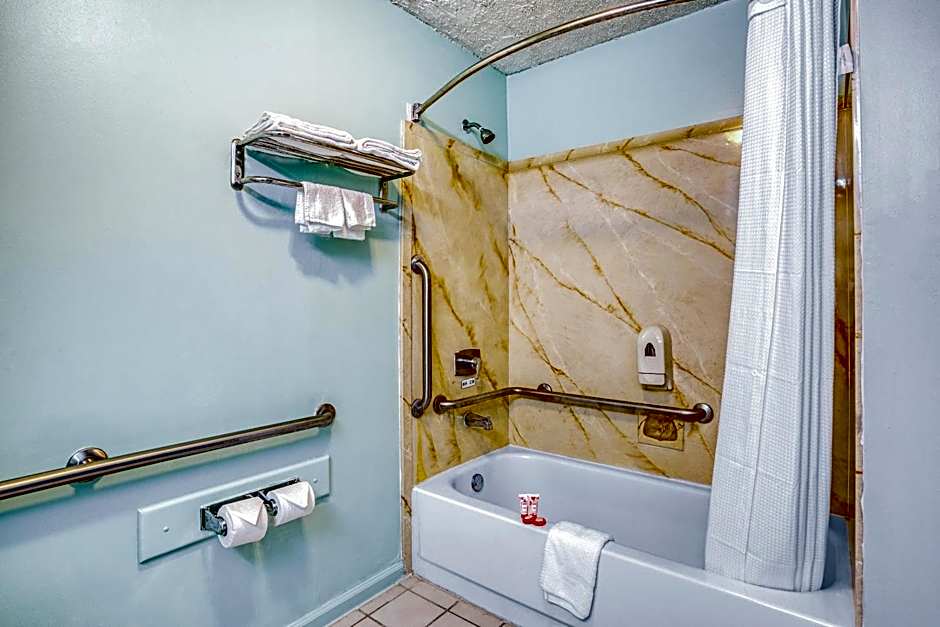 OYO Townhouse Tulsa Woodland Hills