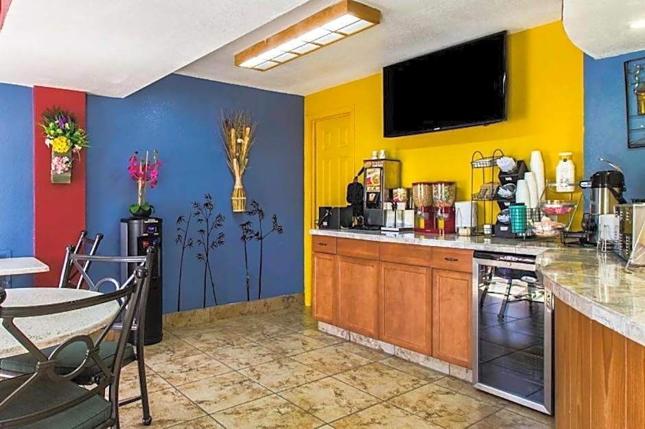 Econo Lodge Inn & Suites Macon North