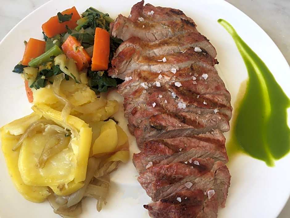 Albenzaire Hotel Asador