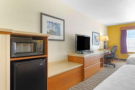 2 Queen Beds, Non-Smoking, High Speed Internet Access, Deluxe Room, Microwave And Refrigerator, Full