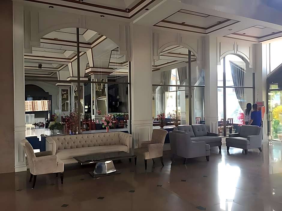 Lom Sak Nattirat Hotel