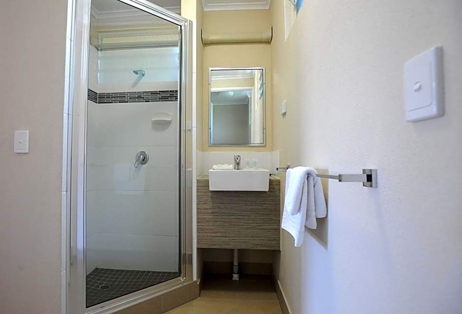 Shoredrive Motel