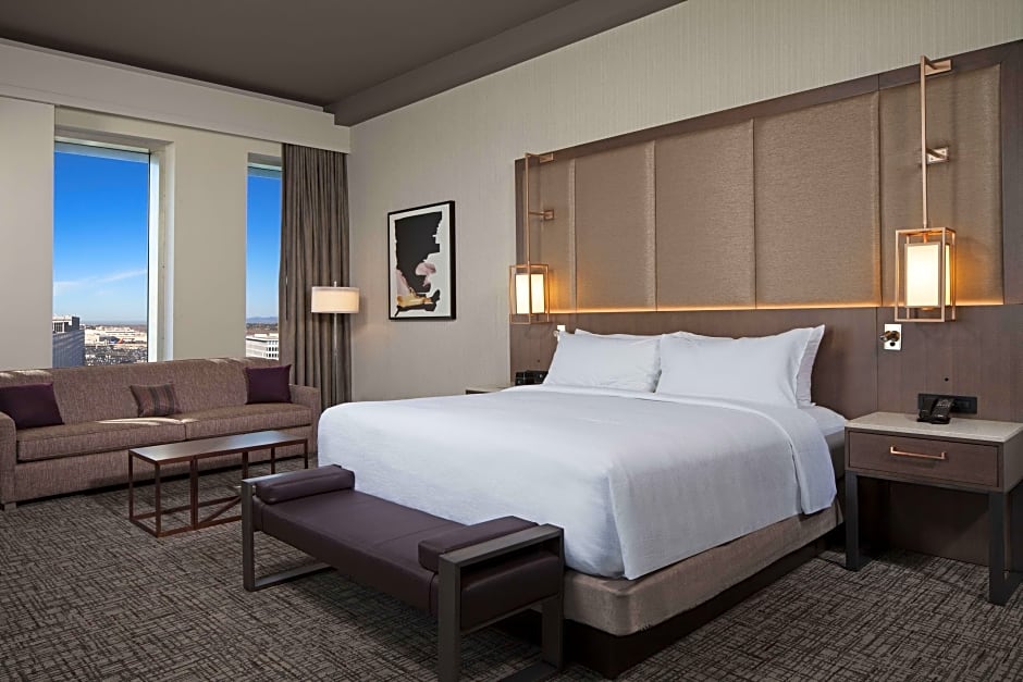 Photo 1 of 6 of Deluxe 1 King Bed, Hearing Accessible, Airport View